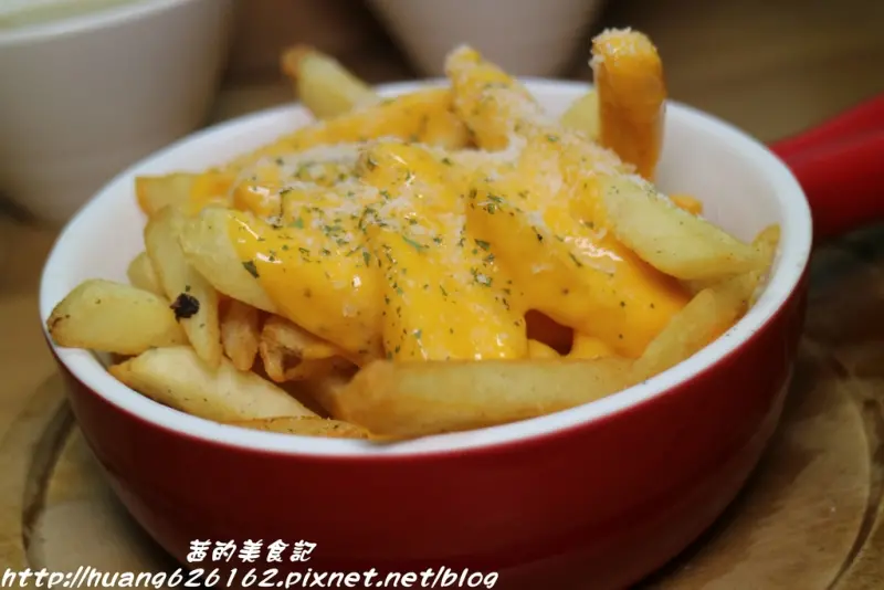 【台北信義區】享受美食還能看到101夜景『Freaks Café & Bistro 癮客餐酒館 / 誠品信義店』早午餐/義式料理/下午茶/手工甜點/冰淇淋/飲料/愛評體驗團