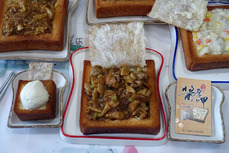 板橋銅板小吃推薦，浮洲車站美食-醬厚呷官財板，50元台南道地美食棺材板當一餐、10元加購冰淇淋棺材板，浮洲在地隱藏版小吃