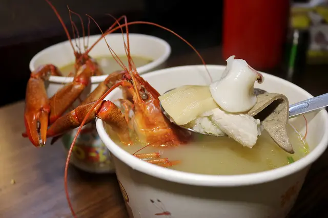 【台南美食】捌柒海產粥-夜間餐車限定．兩百元有找的活龍蝦海鮮粥．台南小吃推薦