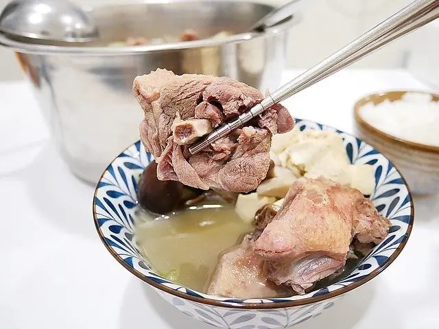 嘉義特產啤酒鴨在家也能吃到囉，冷凍宅配在家煮，想吃什麼料自己加-阿榮師啤酒鴨