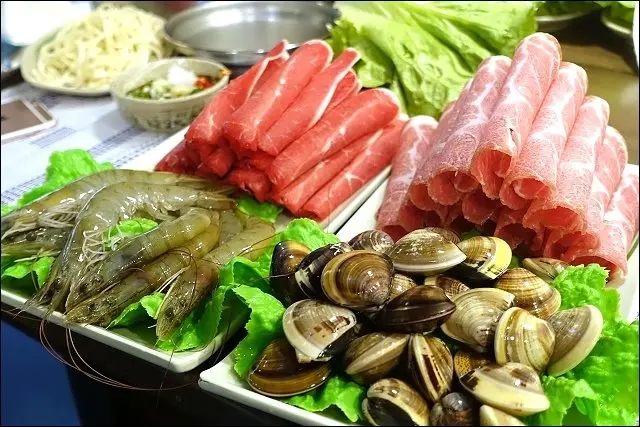 《樹林美食/小姑食記》樹林後火車站天天排隊小火鍋份量大又超值，必吃雙拼給你尚青的海鮮！