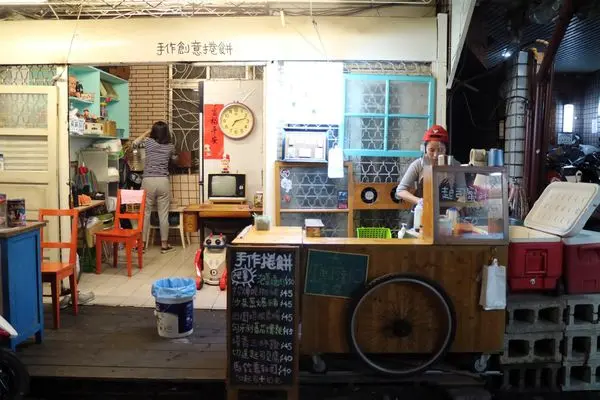 高雄三民區=<食>卷卷人~火車站附近銅板美食好選擇＊文青風十足的捲餅＊口味多元到難以選擇啊!=