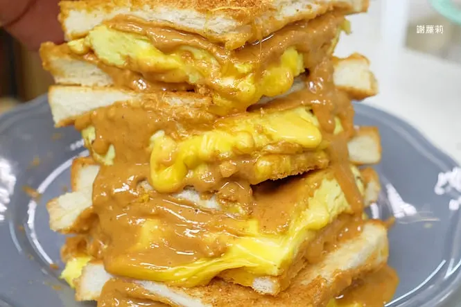 《台北士林♥食記》雪福早午餐。士東市場隱藏版早午餐，超邪惡厚蛋吐司，花生起司醬多到止不住！(明德站)