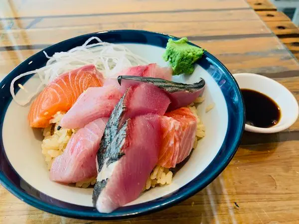 築地平價日式料理—捷運六張犁站平價日式料理，台北市難找到的價格，招牌生魚片丼飯130起～！