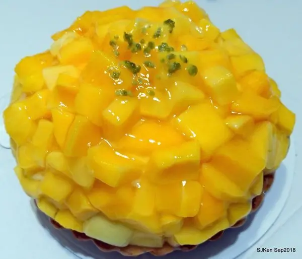 (台北捷運板南線市府站周邊美食)Italian Tomato Taiwan 統一時代百貨台北店 --- 6 吋鮮美多汁杏仁芒果塔，滑嫩香甜好綿密! 