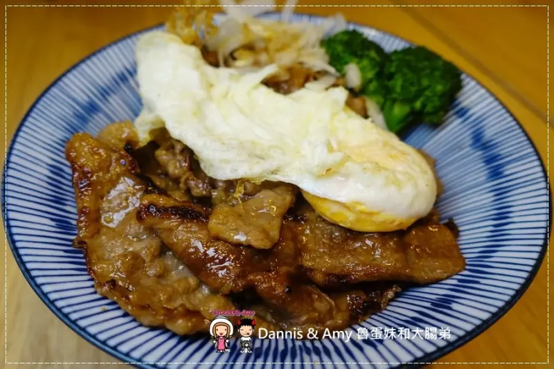 《新竹巨城附近餐廳推薦》燒肉丼販 x 人之初膠原嫩骨麵。自助販賣機點餐。味噌湯、飲料免費喝到飽無限暢飲︱營業時間。菜單。好停車（貪吃影片）