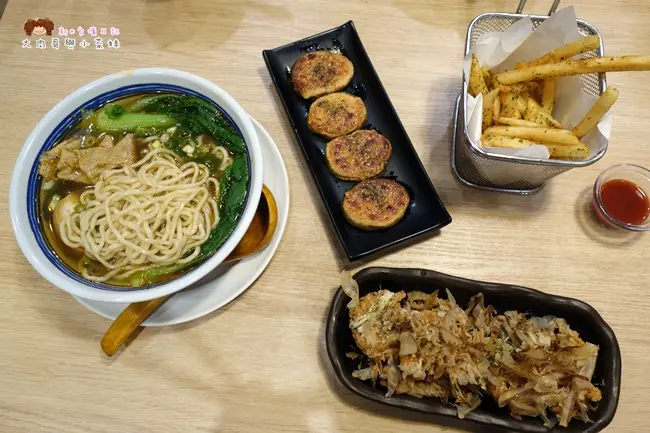 《新竹》巨城對面平價丼飯～燒肉丼販民權店，人之初膠原嫩骨麵、飯麵點心，自動販賣機點餐好方便，還有飲料汽水味噌湯無限暢飲！