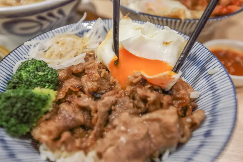 新竹巨城美食‧燒肉丼販x人之初膠原嫩骨麵｜販賣機平價美食，飲料、湯品免費暢飲(菜單)