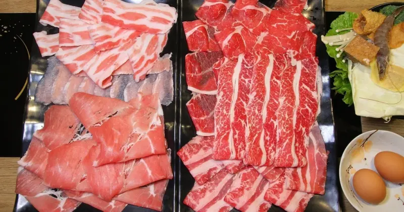 26盎司七種肉品一次達成！大大的滿足啊~讓人懷念的黑豬五花滑溜溜的口感,鮮美蔬果湯頭,獨特比例沾醬花生香十足,原來汐止也有肉品質這麼好的火鍋:十月涮涮屋