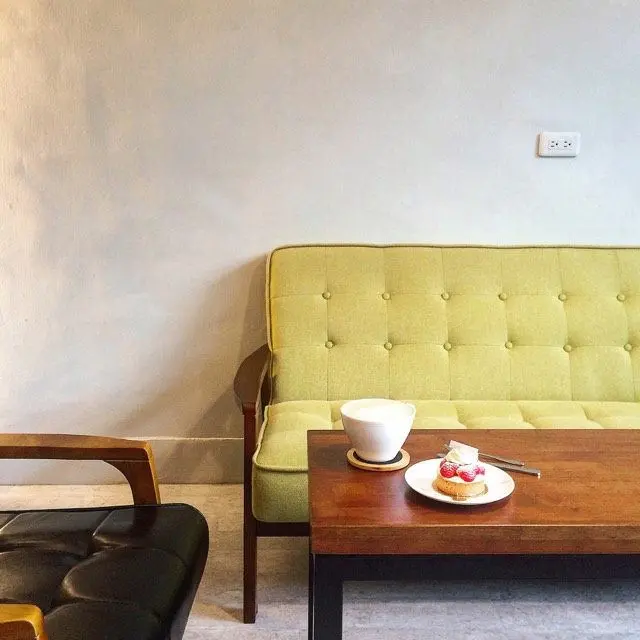 【台中甜點 -石燕 Shi Yan】逢甲甜點美食推薦║熱鬧的逢甲路上又有新甜點店出沒啦！有法式塔、乳酪塔、Waffle鬆餅、定食～環境舒適還有免費插座可以使用喔！