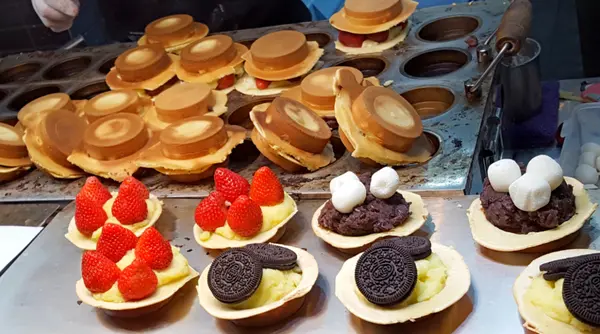 ▌士林夜市 • 銅板就買到很法式的甜品 ▌螞蟻人慎入 • 那個小女孩心中的草莓之爆炸到蓋不起來的車輪餅 …(薇拉小公主走在路邊攤卻看見很法式甜品….)