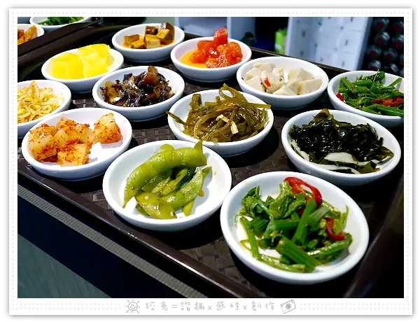 [高雄食記] 韓咪達‧韓式料理~14種小菜免費無限供應！低消只要150元！韓式炸雞/海鮮煎餅/炸醬麵/石鍋拌飯/辣湯鍋