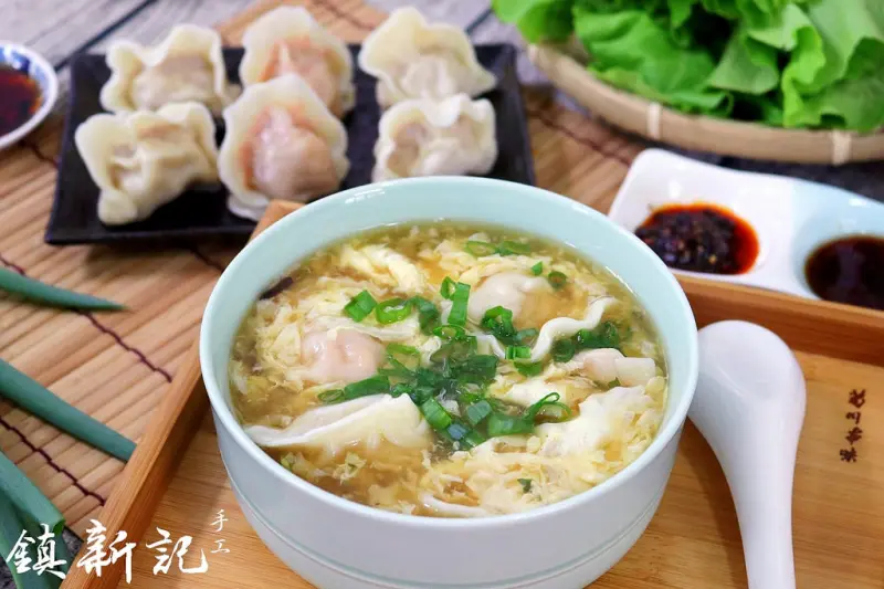 鎮新記｜網購宅配手工水餃，逢甲夜市超人氣爆漿煎餃，皮Q內餡飽滿超多汁，沾上獨門醬料更加分