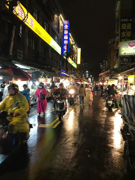 新北 江子翠捷運站的深夜食堂，吃飽吃巧都好吃!傳統小吃【黑白切】