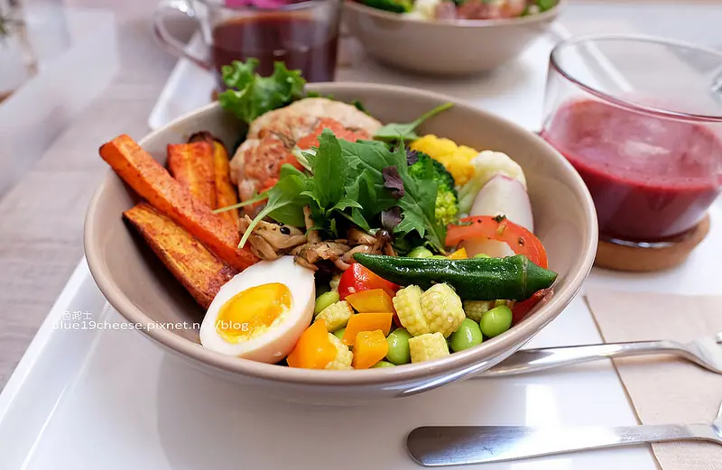 【台中西區】BOWL Fast Slow Food-純白色系裝潢綠意植物明亮庭院好拍又舒適.用心手作料理.清爽無負擔.一碗即一餐.全日餐果昔碗.新鮮營養均衡好吃.勤美商圈美食餐廳推薦.IG熱點