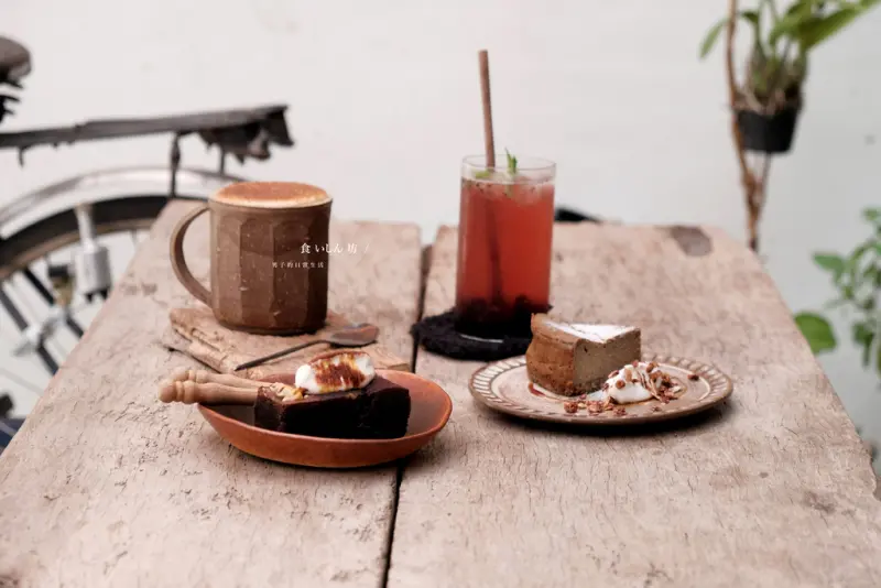 食いしん坊 台中南區，老屋裡的巧克力野莓布朗尼與有機桑椹氣泡飲。台中咖啡甜點/南區美食【男子的日常生活】