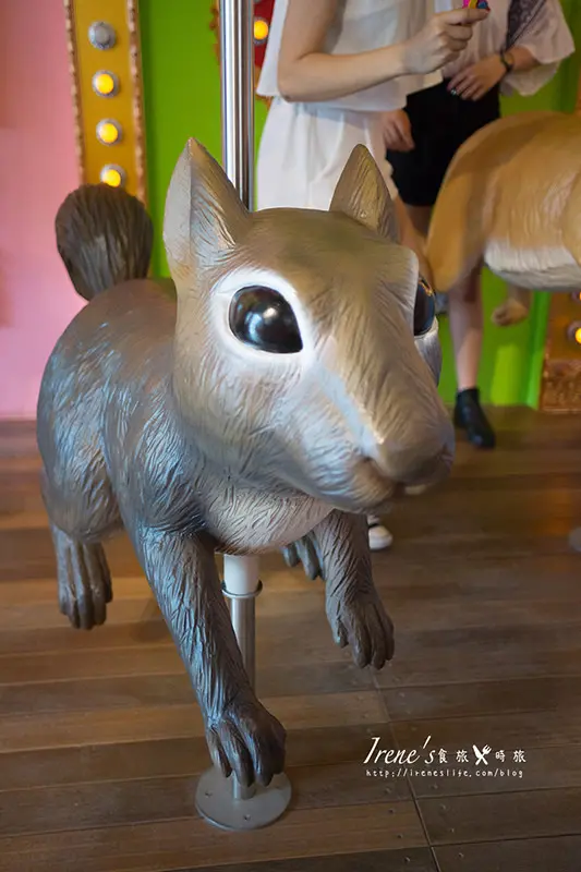 【台中】拾起童心的小天地，讓大人小孩都瘋狂拍照的可愛小店/一起跟旋轉松鼠兔子拍照．艸水木堂