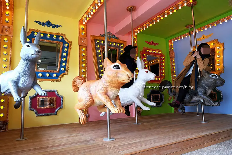 【台中西區】艸水木堂-兔子松鼠萌萌噠旋轉木馬概念.超可愛超好拍樂園氛圍.可坐可拍.還有浪漫乾燥花.網紅必拍.台中IG.fb新夯點.帕尼尼三明治.點餐後可入內拍照等餐.空間不大沒有內用區.以外帶模式為主