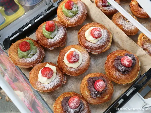 台中美食│艸水木堂〃審記新村超夯打卡點!!旋轉木馬超吸睛，還有草莓甜甜圈下午茶限定販售唷~        
      