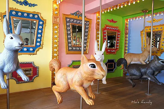 [台中景點] IG打卡新亮點，我和松鼠兔兔有約！審計新村旋轉木馬主題餐廳～艸水木堂