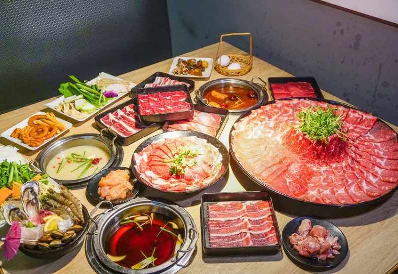[高雄吃到飽推薦]鬥牛士二鍋(楠梓店)-訂位就送六人份巨大肉盤!浮誇系肉肉火鍋吃到飽 - 美食好芃友