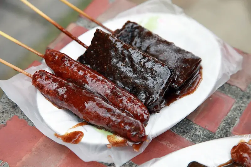 【台南六甲區-食記】芯芯要去【六甲黑輪伯】~獨門黑胡椒黑輪一賣就是四十幾年