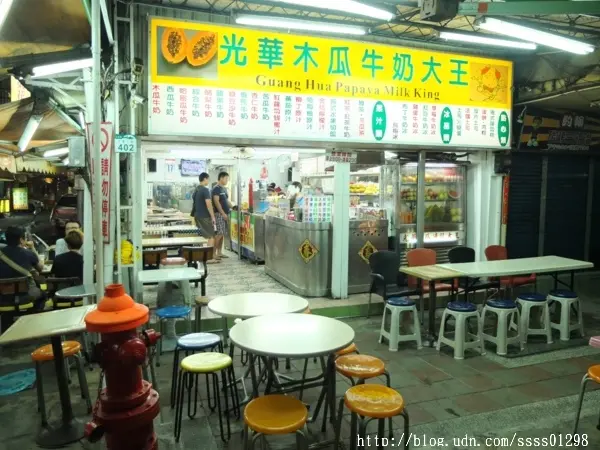 【美食特搜。高雄苓雅區】光華木瓜牛奶大王。光華夜市裡的人氣果汁 網路激推木瓜牛奶 早餐賣到宵夜場        
      
