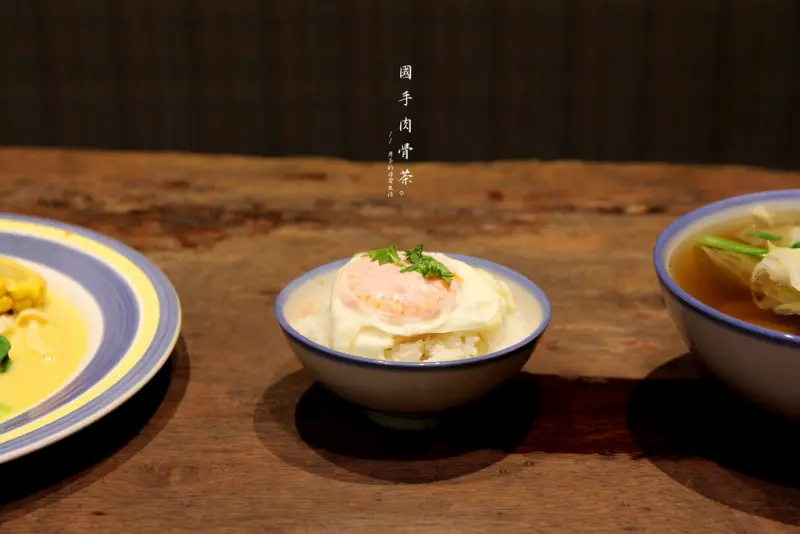 國手肉骨茶 台北中山，清爽順口台式風味肉骨茶，肉飯半熟蛋讓人直流口水。【男子的日常生活】