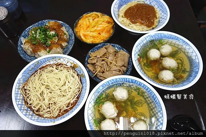 【彰化市】品蔚手作麵；小資族、小家庭超強首選！香濃麻醬麵、手工現包抄手、獨家紅油擔擔麵！蝦頭熬煮風味虱目魚丸湯，小菜也超便宜好吃！激推的平價麵館~