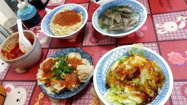 品蔚手作麵彰化總店。特製的手作麵不可以給手機吃太久。麵一上桌要快速拌開.口感最好