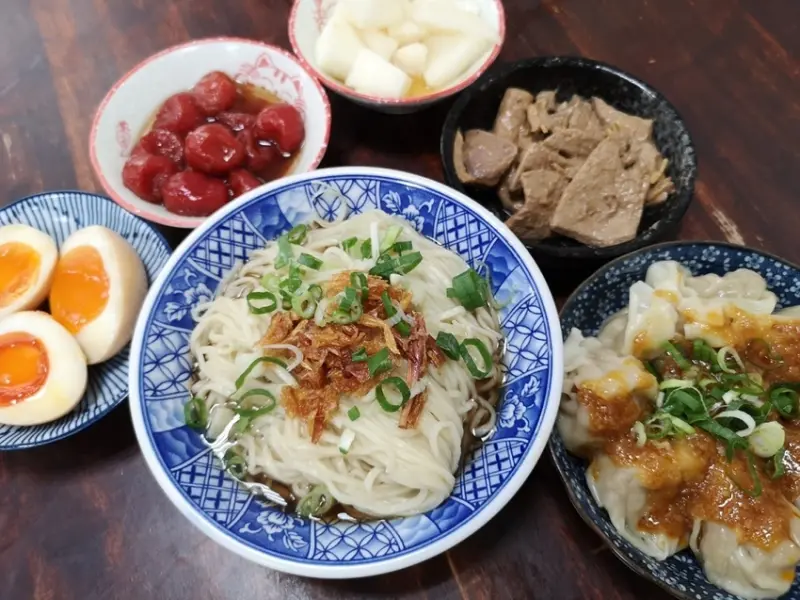 品蔚手作麵-彰化總店│蔥油拌麵、紅油抄手、小菜都很不錯吃~ - 愛伊特candy的分享樂園