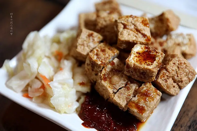 藏身於田野間的豆腐老店！網友大讚「當地最好吃隱藏版碳烤臭豆腐 」