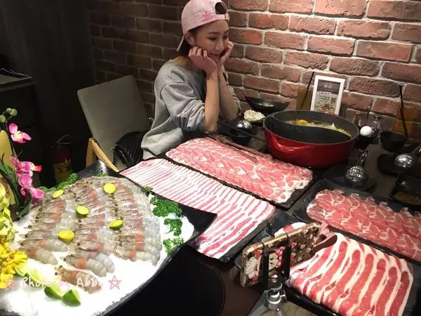 【食記:台北東區 】慕食極品和牛活海鮮平價鍋。FB,IG打卡放火必備。小份量到超狂百盎肉盤任你選(捷運敦化站)