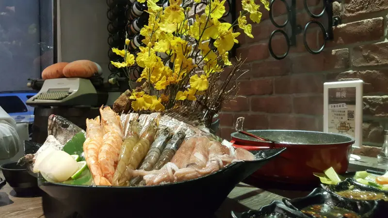 【台北東區海鮮火鍋推薦○慕食極品和牛活海鮮平價鍋物♥食尚期貨小咪】火鍋控請注意!!已發現現撈好吃食材海鮮肉質新鮮度超好鑄鐵鍋整個氣氛不一樣棒棒der