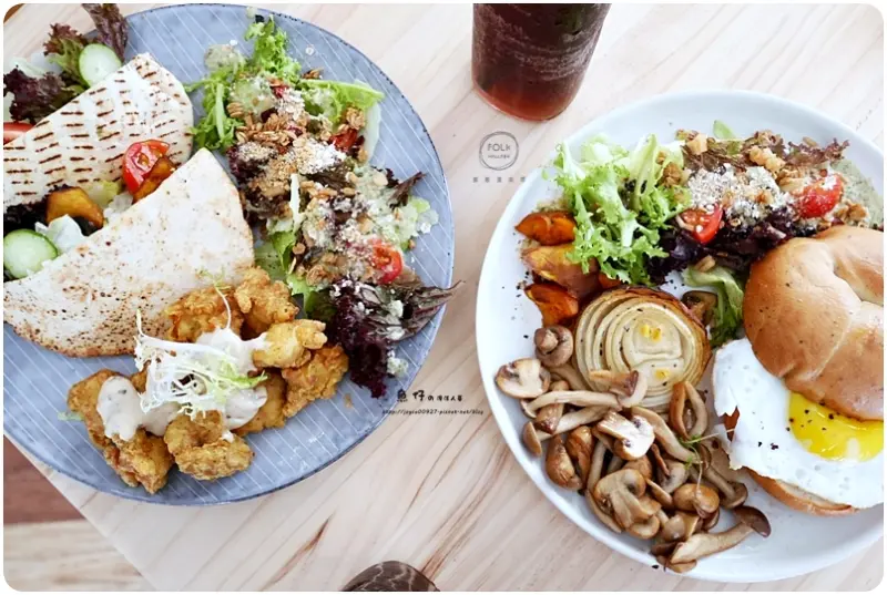 【台中.西區】鄉親俱樂部 FolkHall 。環境怎麼拍都好看，IG熱點拍照打卡口袋餅、貝果早午餐老宅改建新店