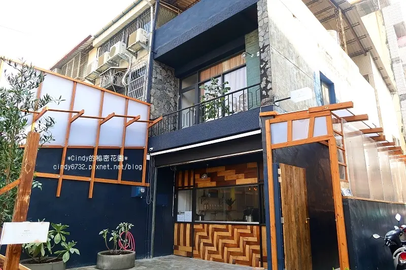 【台中西區】FOLK HALL 鄉親俱樂部｜木質系文青風早午餐，好拍的空間，異國風早午餐！