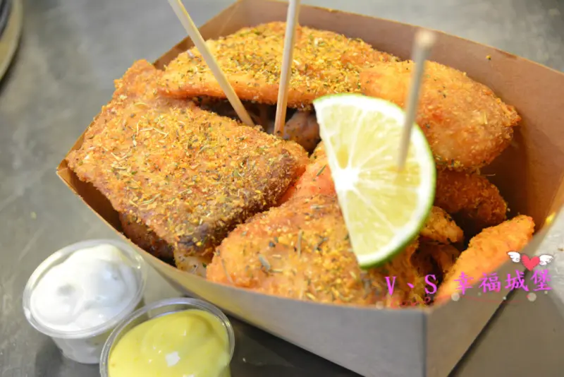 【新北夜市小吃】板橋湳雅夜市 創意小吃 海杯杯義式炸海鮮 ~ 夜市裡就能吃到最新鮮的炸海鮮，快來享受這平價奢侈