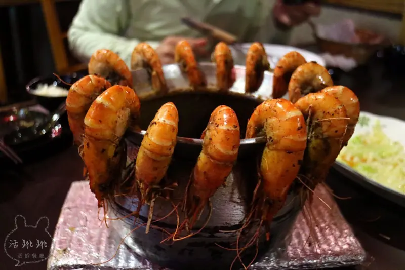 食記►桃園┃活跳跳活蝦餐廳┃桃園好吃海鮮活蝦料理，大紅燈籠高高掛！頂級紅頭母蝦現點現撈現做，推薦女性朋友最愛的檸檬蝦！附菜單