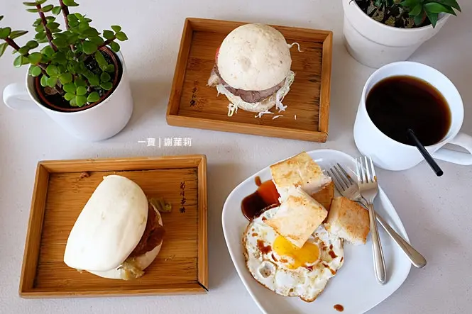 《蘆洲♥食記》一寶。這家早餐很不一樣，吃刈包也可以很文青，為中式傳統注入一股迷人的清新風格！(蘆洲站)