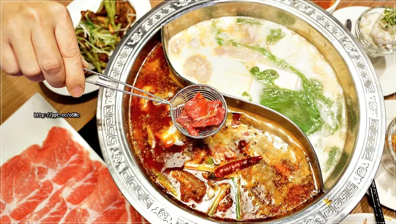 【內湖美食】川老爺麻辣火鍋／葫洲捷運站～ 內湖麻辣火鍋，周年慶免費升級鴛鴦鍋，贈送冰沙跟手工豆花，溫體牛肉&焦糖海鹽紅茶蓋奶買一送一，還有熱炒可以搭配新吃法