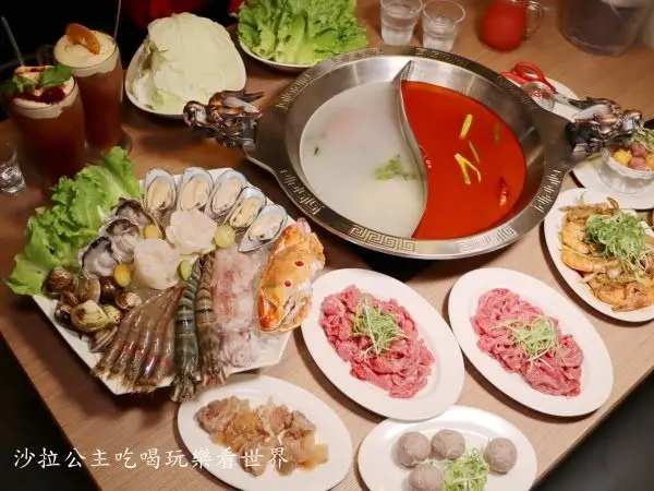 內湖美食/東湖火鍋『川老爺麻辣鍋』熱炒/皮蛋牛骨鍋/鍋底.白飯無限供應/溫體牛買一送一/捷運葫洲站