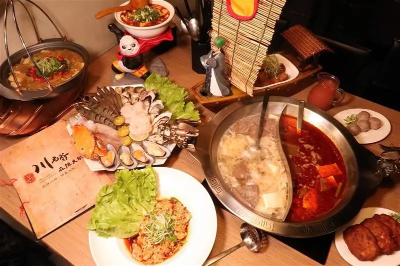 內湖葫洲站美食 川老爺麻辣火鍋 海鮮拼盤送功夫熊貓麻婆豆腐 爆漿起司手工丸口水雞~