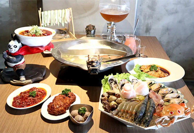 【川老爺麻辣鍋】道地四川味道，濃稠紅亮溫醇麻辣，不同時段有5折、6折等多項不同優惠，晚上8點過後，滿1000元消費，可免費享用酒類一瓶， #內湖麻辣鍋