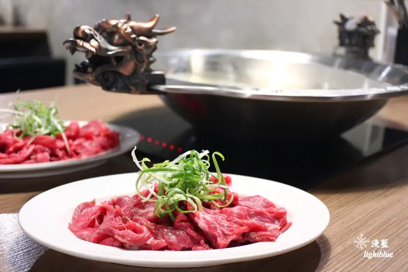 [ 內湖．葫州站美食 ] 淺藍 × 川老爺麻辣火鍋～特色皮蛋牛骨湯與麻辣鍋，不可錯過溫體牛配熱炒