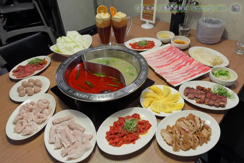 【內湖】川老爺麻辣鍋 溫體牛肉買一送一 免服務費 單點式鍋物 一人開鍋 還有熱炒唷！捷運葫洲站 含菜單