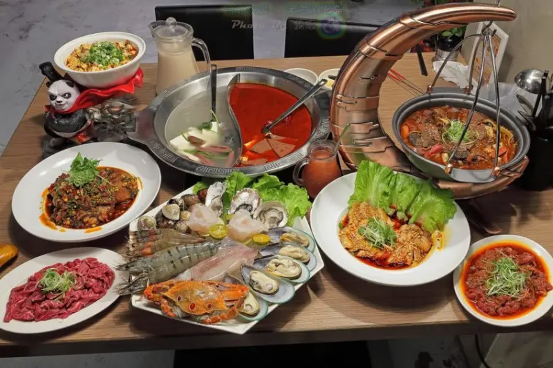 【內湖麻辣鍋推薦】激推口水雞，川老爺麻辣鍋，海鮮拼盤送川菜，經典月亮鍋太狂了