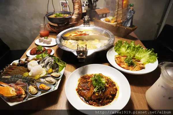【內湖美食】川老爺麻辣火鍋，超豪華海鮮拼盤，川菜買一送一！夏天也很適合聚會的麻辣鍋店