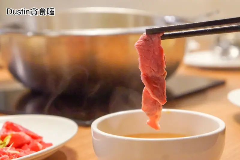 熱炒與麻辣鍋物的衝擊！獨家牛骨皮蛋鍋底｜ 台北內湖平價麻辣火鍋推薦 / 免服務費 / MENU菜單  『內湖 · 捷運葫洲站』