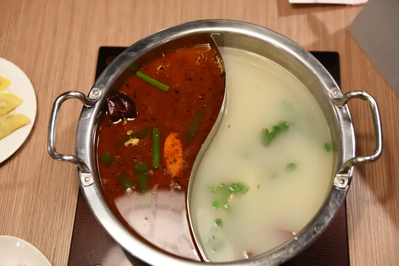 【食-台北內湖】川老爺麻辣鍋★牛骨皮蛋鍋☆火鍋配熱炒