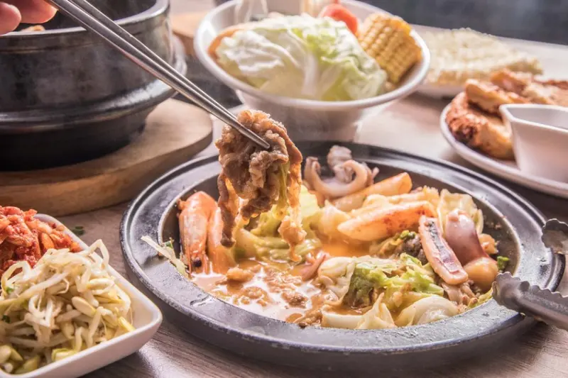 [桃園八德]八德廣豐新天地美食推薦！火烤兩吃韓式獨享小火鍋！劉震川日韓大食館-廣豐新天地 - 大手牽小手。玩樂趣